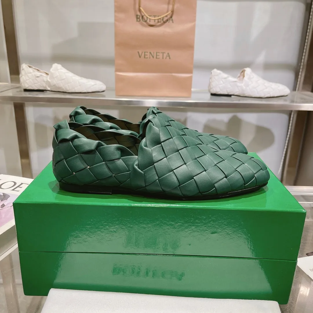 [BV] Top P: 760💰Size for couples: 35-44 (Female 34.40.41. Male 38 45. Custom-made and non-returnable) (Bottega Veneta) Genuine leather outsole classic woven beanie shoes, set of feet and heels for two wears Blessed are the little feet👣👣Comfortable casual shoes that can be worn all year round, made of imported first-layer sheepskin➕fine-quality sheepskin leather, imported sheepskin lining, luxury genuine leather outsole [rose][rose], Bottega Veneta is an Italian luxury brand. Made using traditional Italian leather craftsmanship. .
